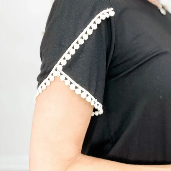 NWT Short Tulip Sleeve Floral Print V-Neck
Satin Top 1X Black/White - Picture 5 of 12